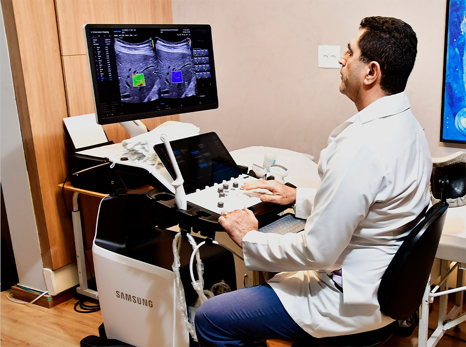 Dr. Flavio Dib realizando exame